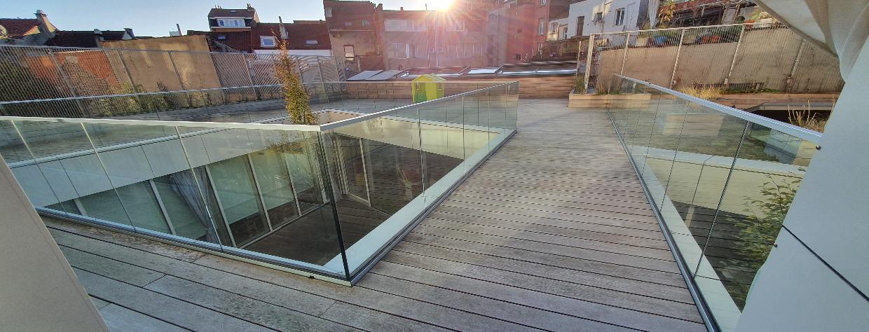 Passage avec des lattes en bois