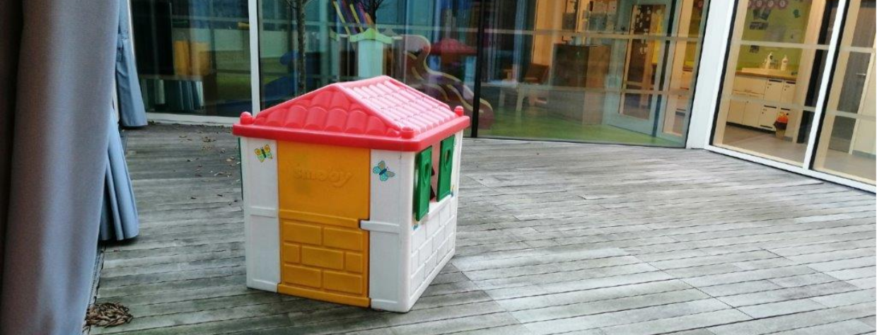 Petite cabane à l'extérieur