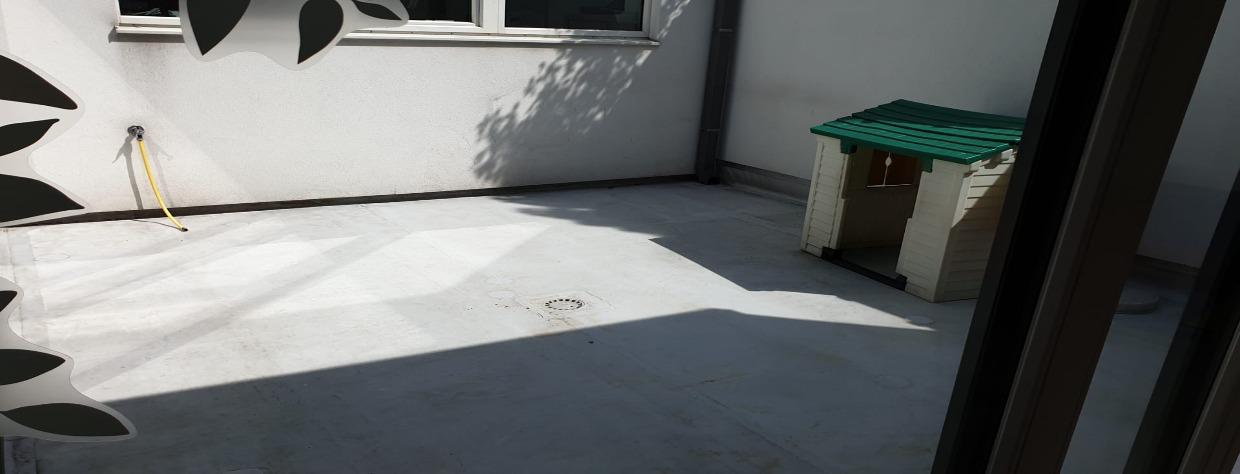 Cour extérieure avec cabane