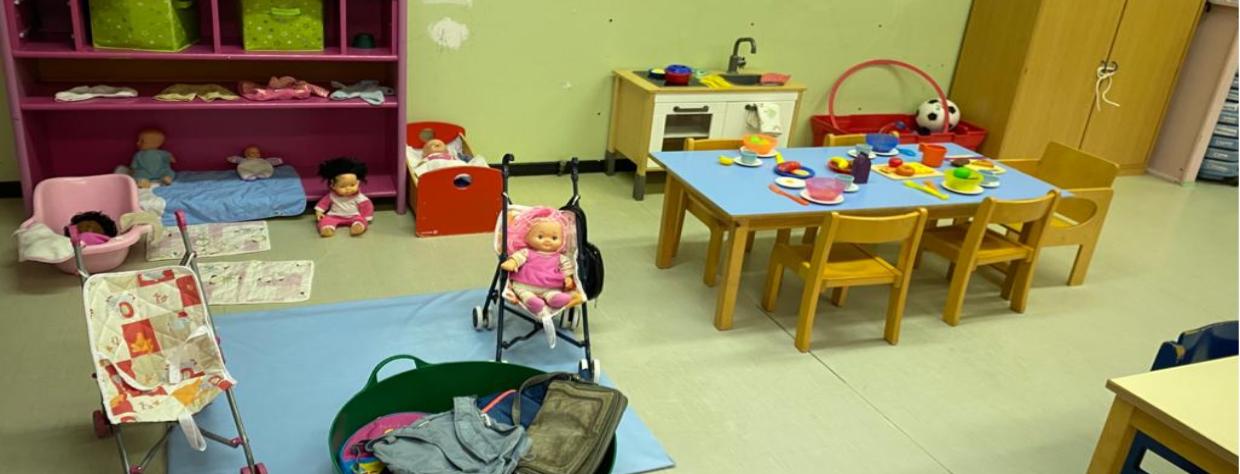 Coin jeu avec petite cuisine et poupées