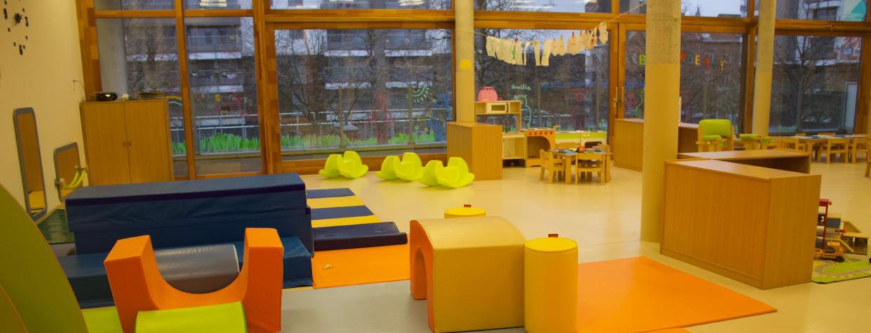 Grande salle avec tapis et modules de jeu