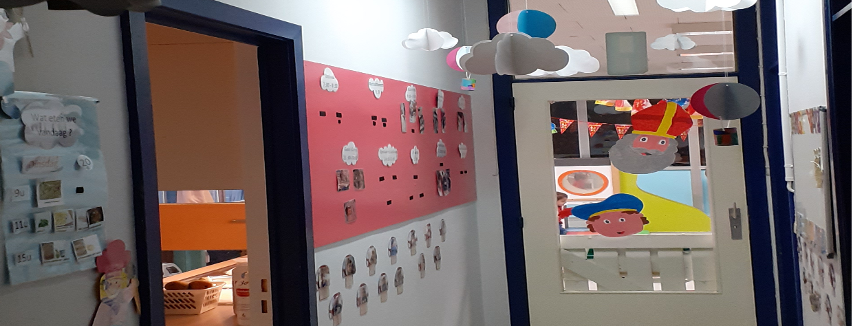 Couloir avec différentes décorations