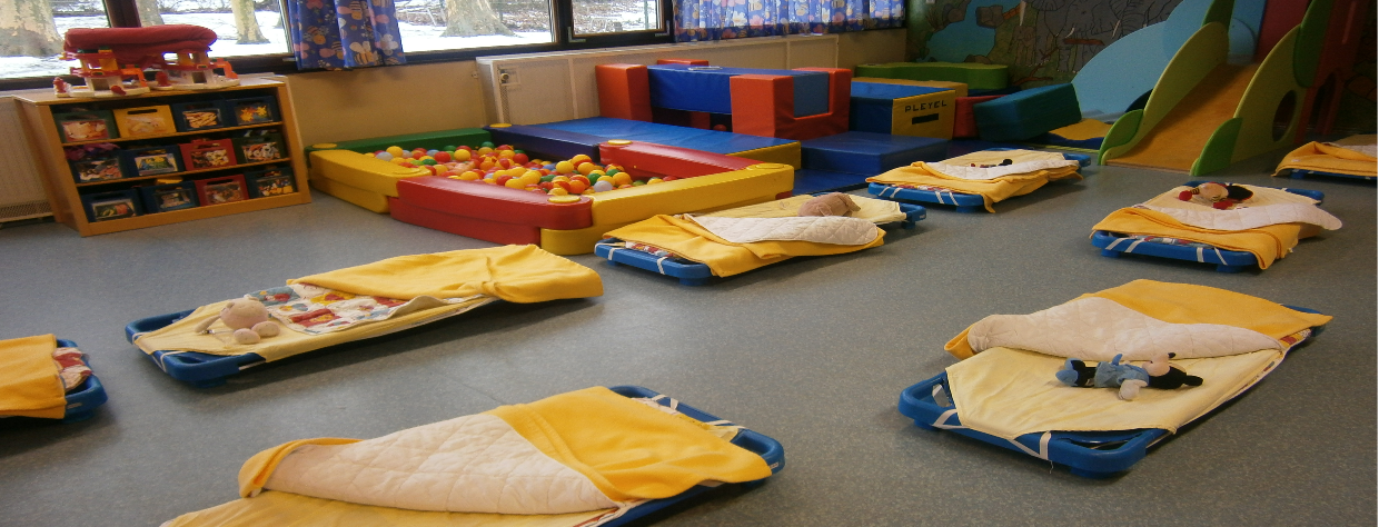 Lits posés sur le sol. Peluche sur chaque lit