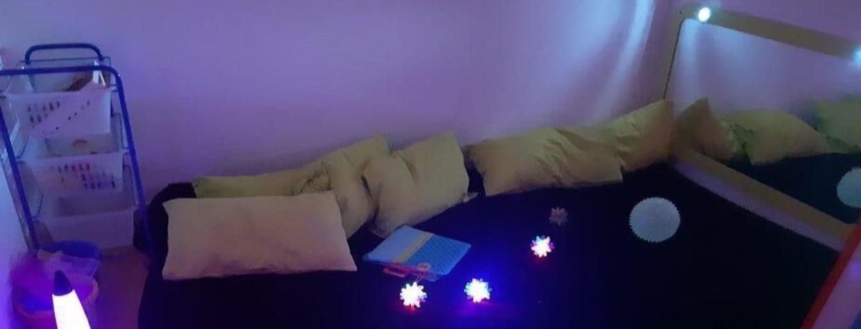 Lit avec flocons lumineux