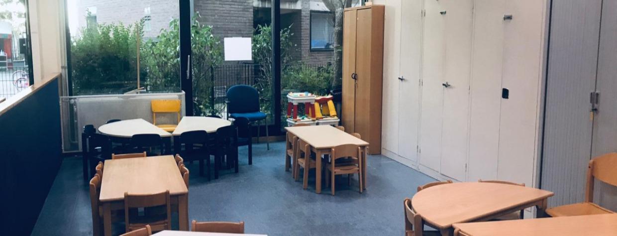 Coin pour manger constitué de chases et tables