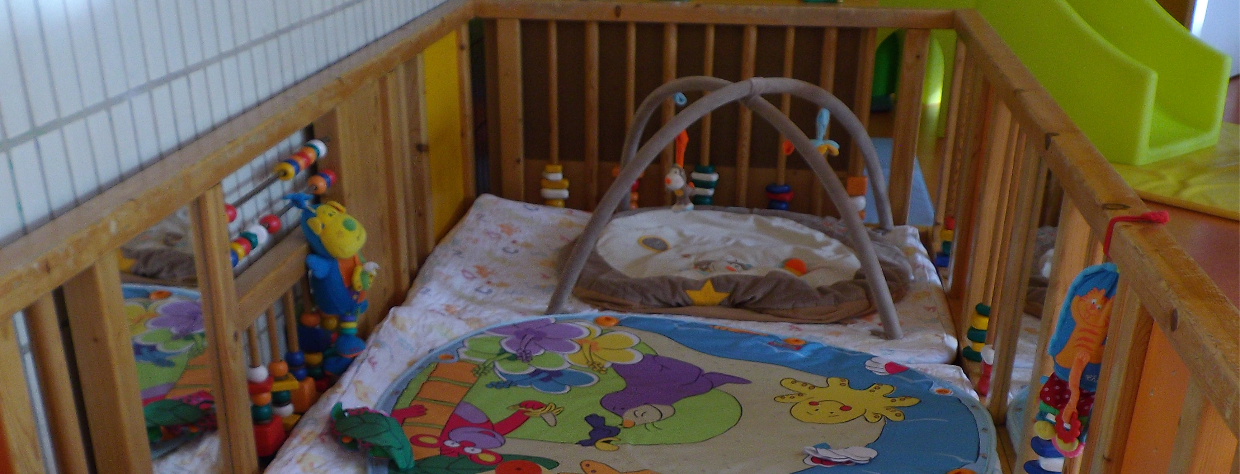 Parc avec tapis d'éveil et autres jeux d'éveil