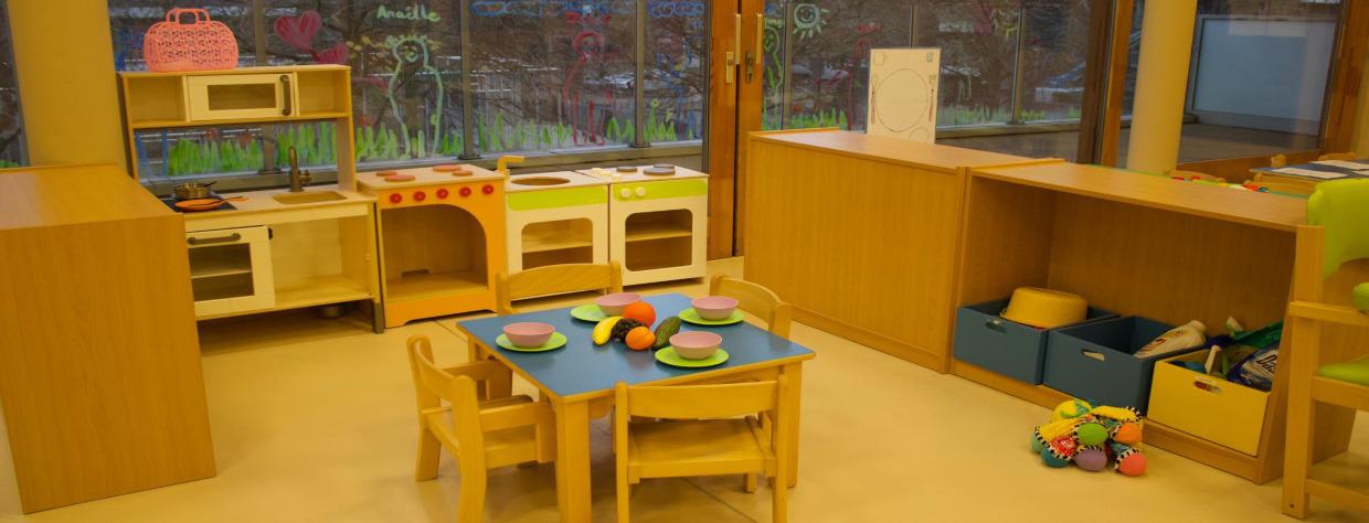 Coin pour jouer à la cuisine avec les jouets en bois