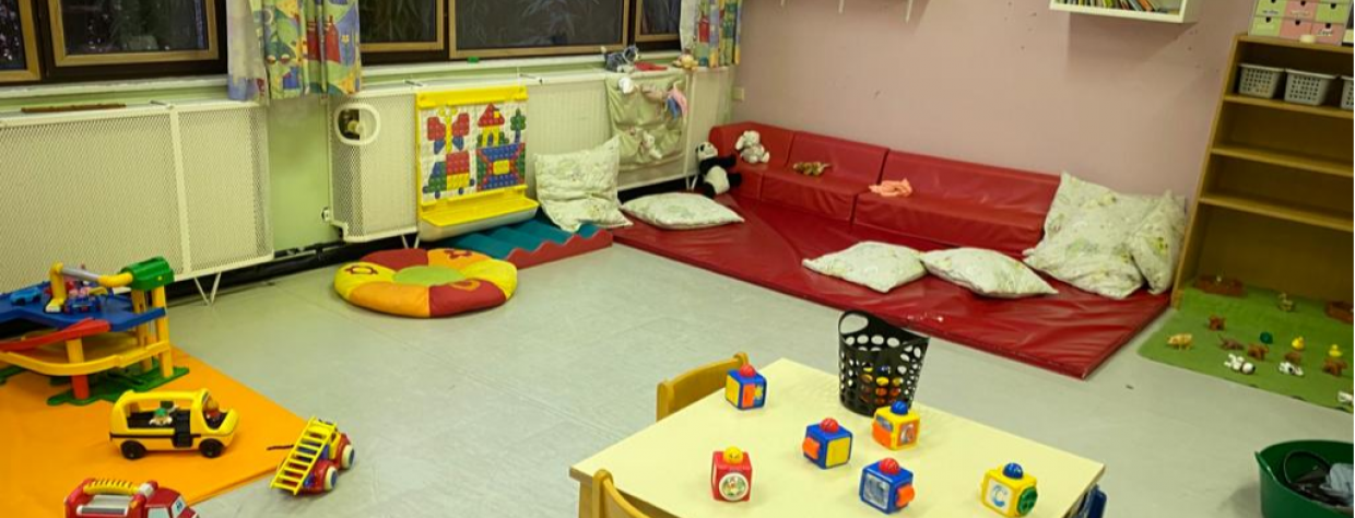 Coin jeu avec voitures , table et chaises et petit coin pour s'asseoir