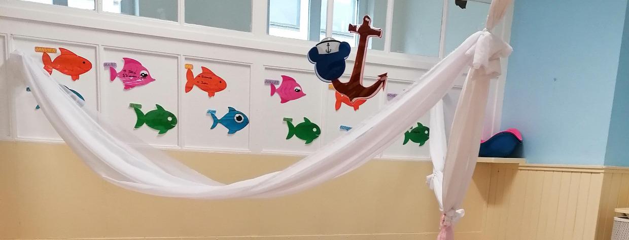 Décoration faite d epoissons coloré avec ancre et drapsaccrochés