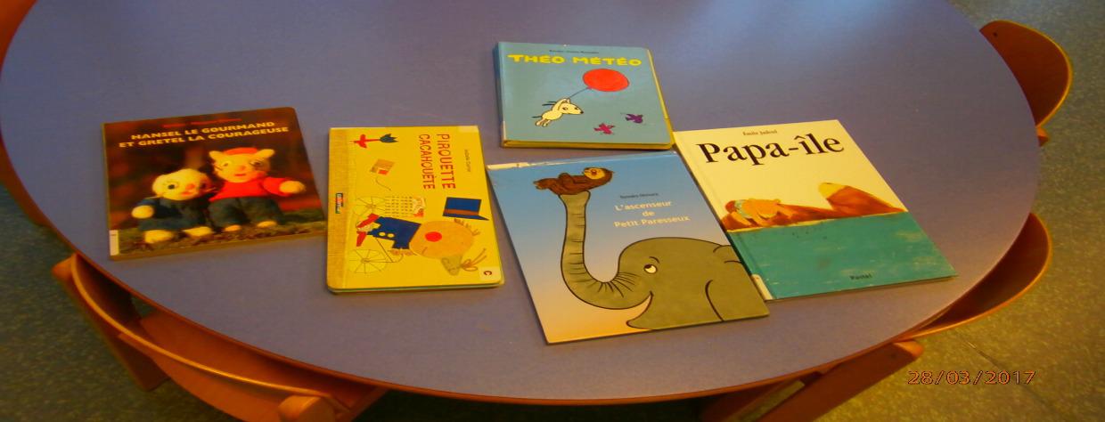 Cinq livres posés sur une table