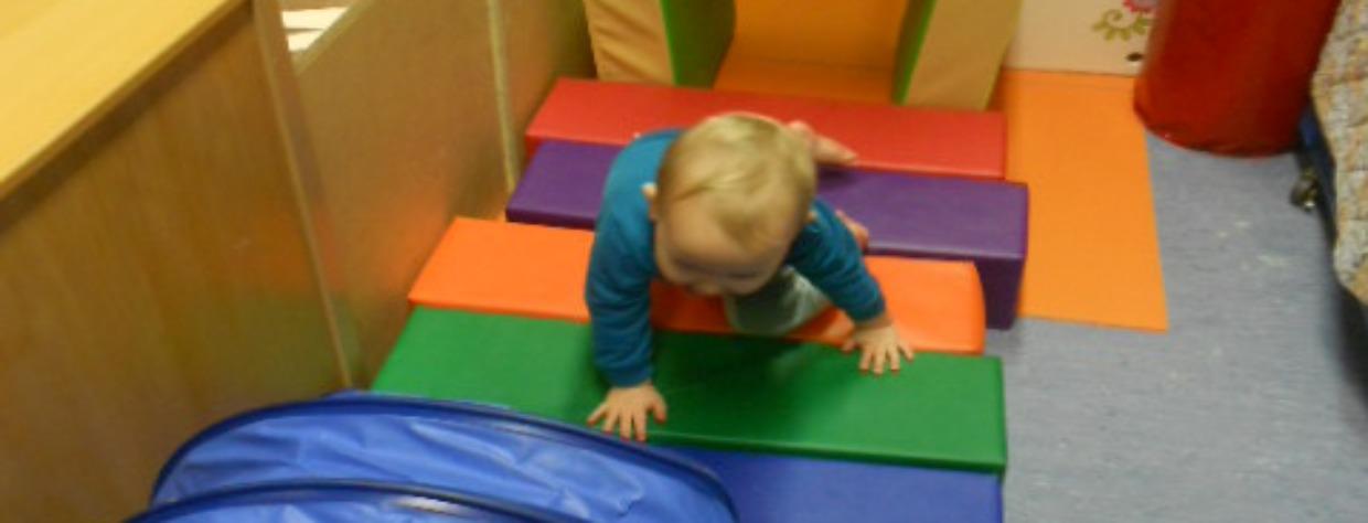 Enfant qui joue sur des blocs en mousse