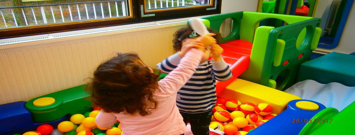 Deux enfants jouent dans la piscine à balles