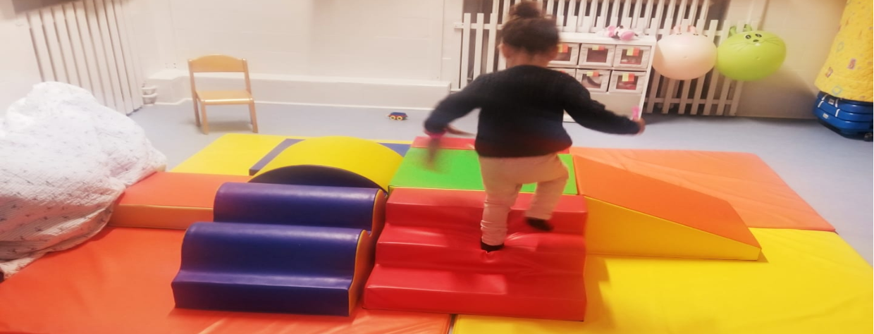 Enfant qui joue sur les blocs en mousse