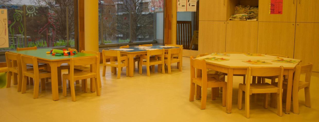 3 tables avec des chaises