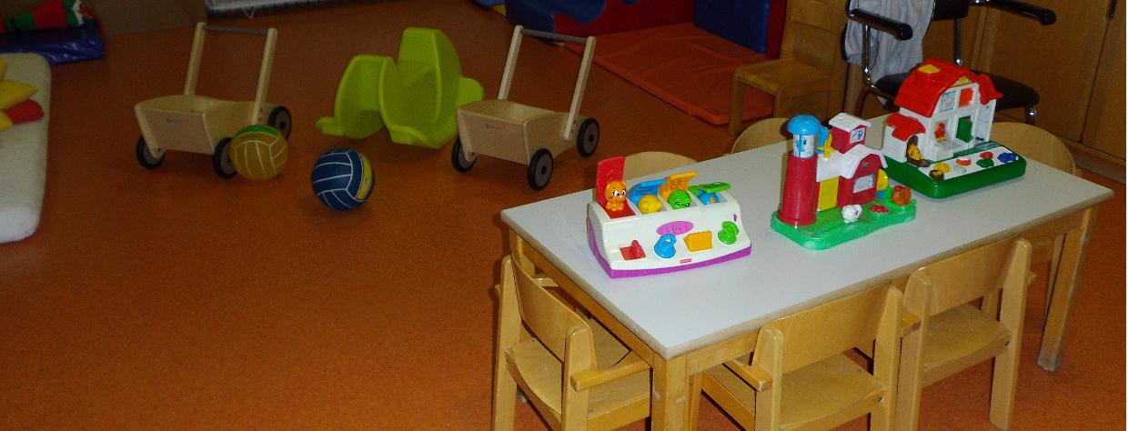 Table et chaises avec des jouets