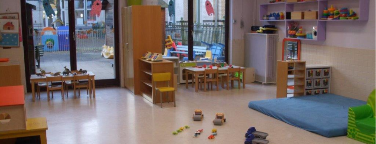 Grande salle avec vue  l'extérieu