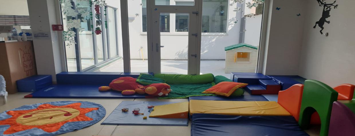 Tapis avec vue sur la cour extérieure