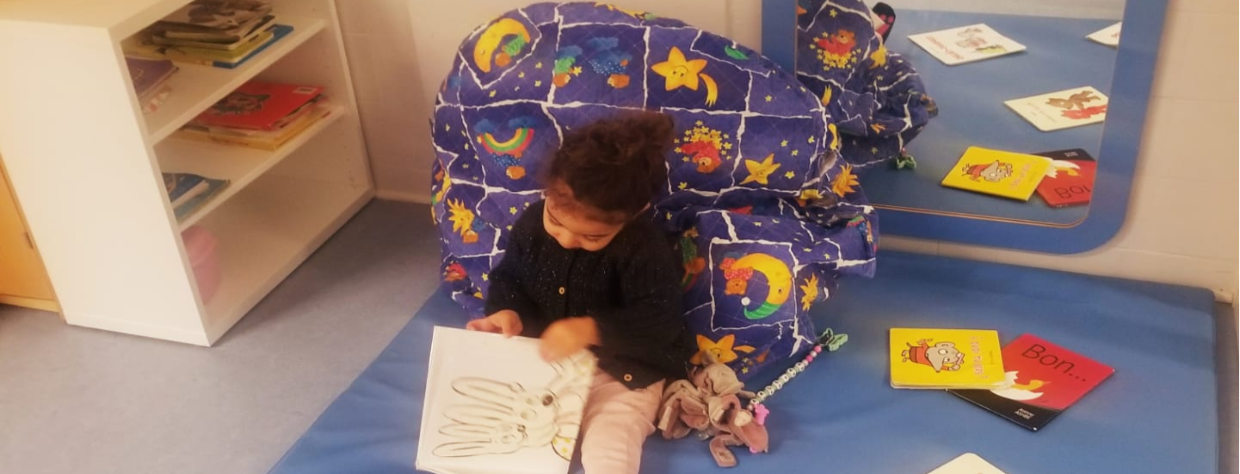 Enfant qui regarde un livre