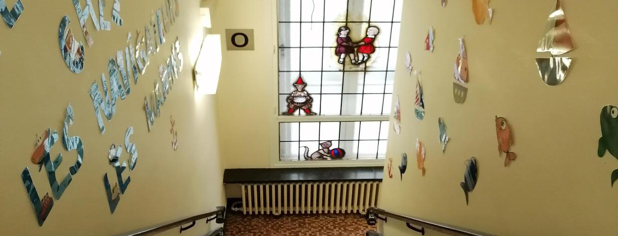 Escalier avec des décoration surles murs des côtés