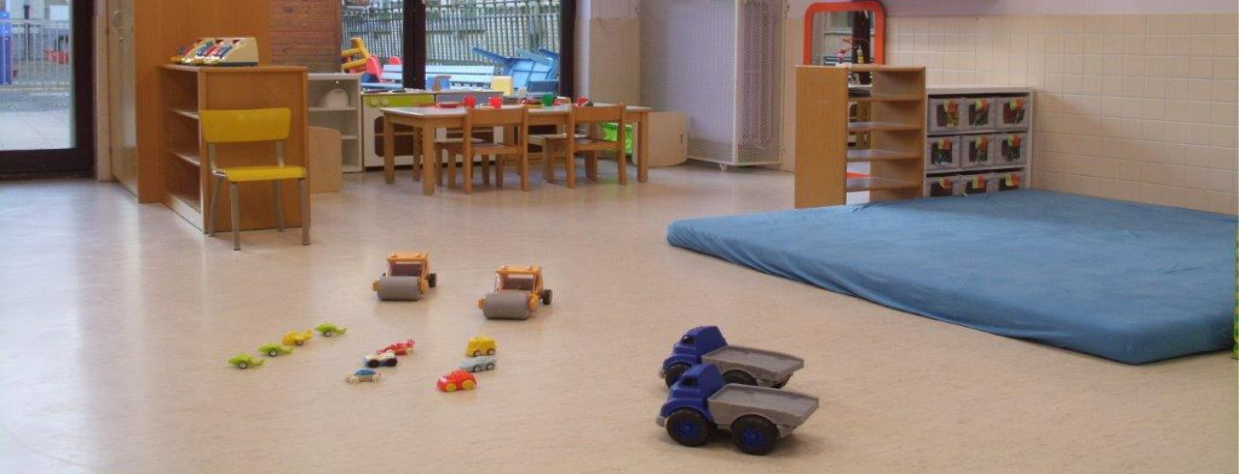 Grande alle avec vue en gros plan sur des camions miniatures