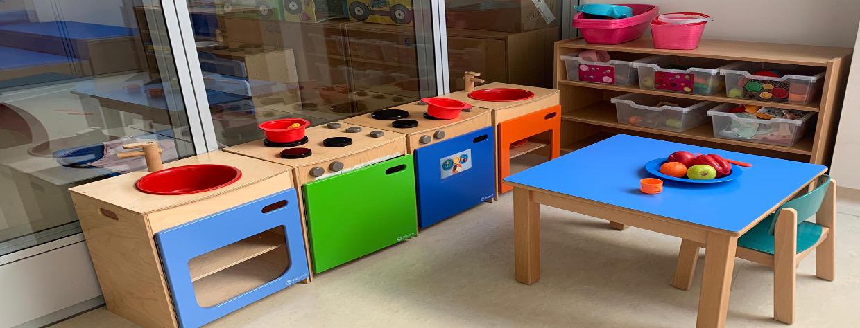 Table et chaise avec coin cuisine en jeu