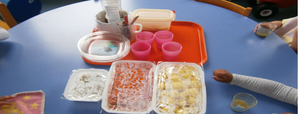 Enfants assis à table, plats posés à table