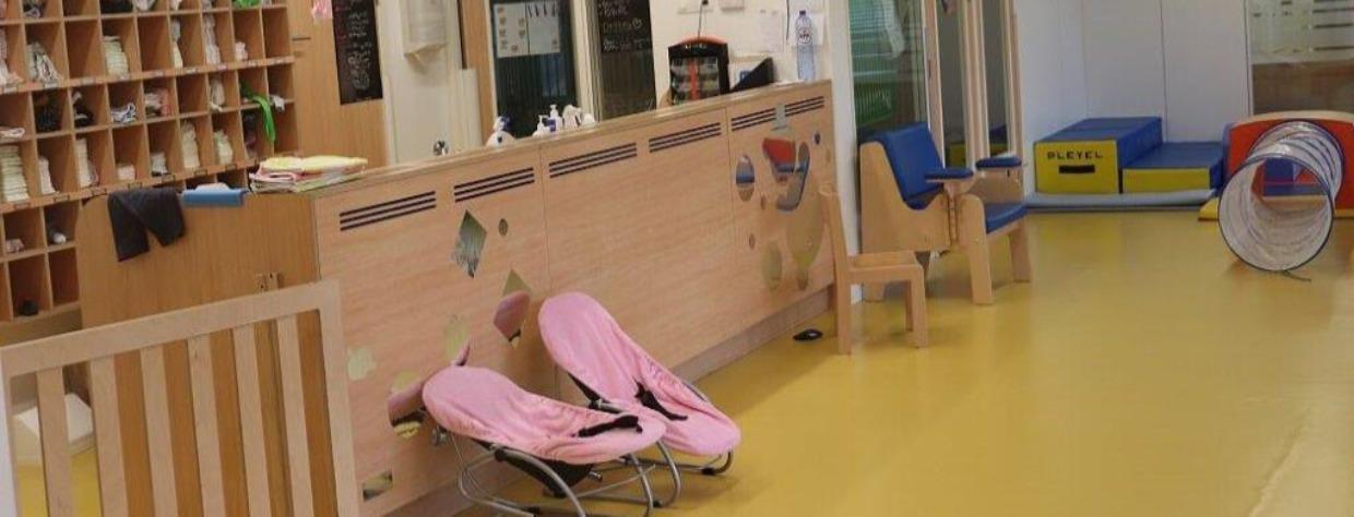 Salle avec fauteuils et tunnel