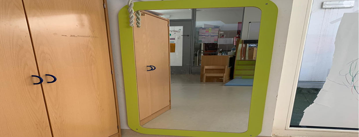 Armoire et grand miroir accroché au mur
