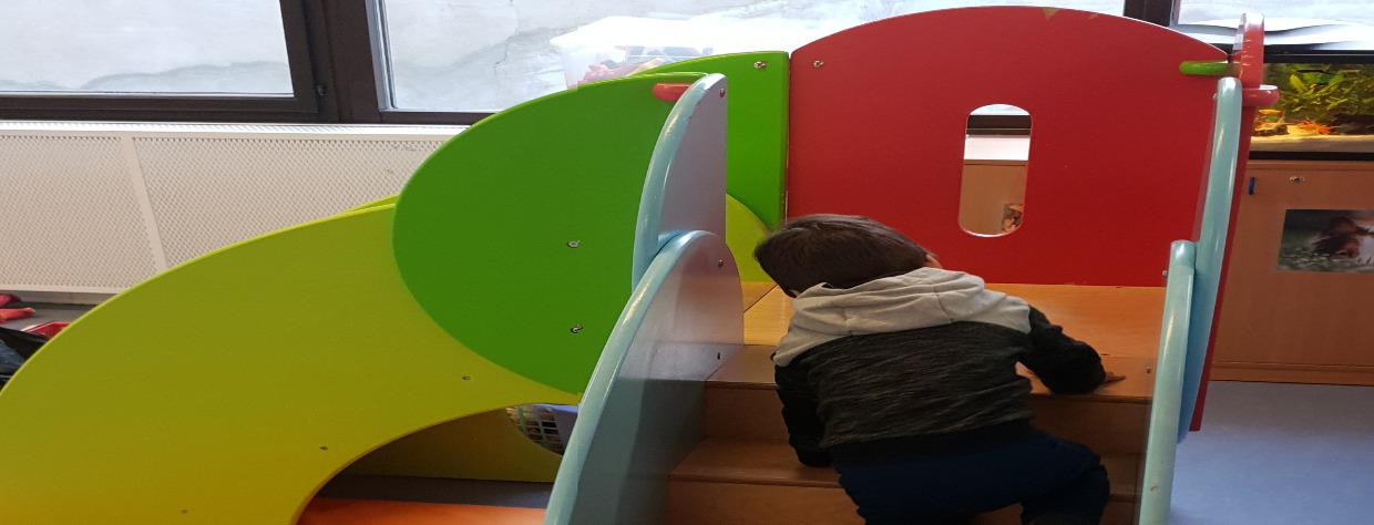 Enfant sur un tobogan