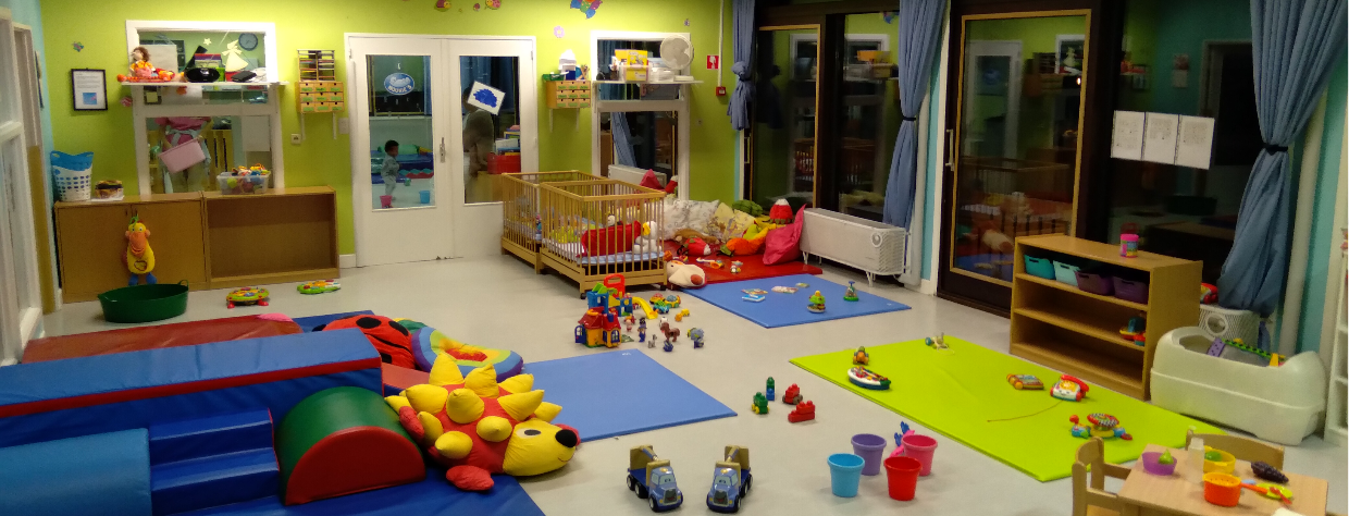 Salle dejeu vec jouets et tapis