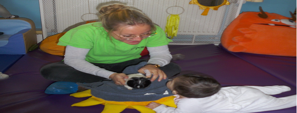 Puéricultrice et bébé qui jouent