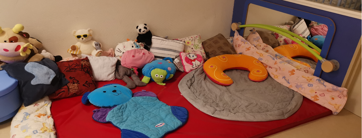 Tapis rouge avec des peluches et des coussins