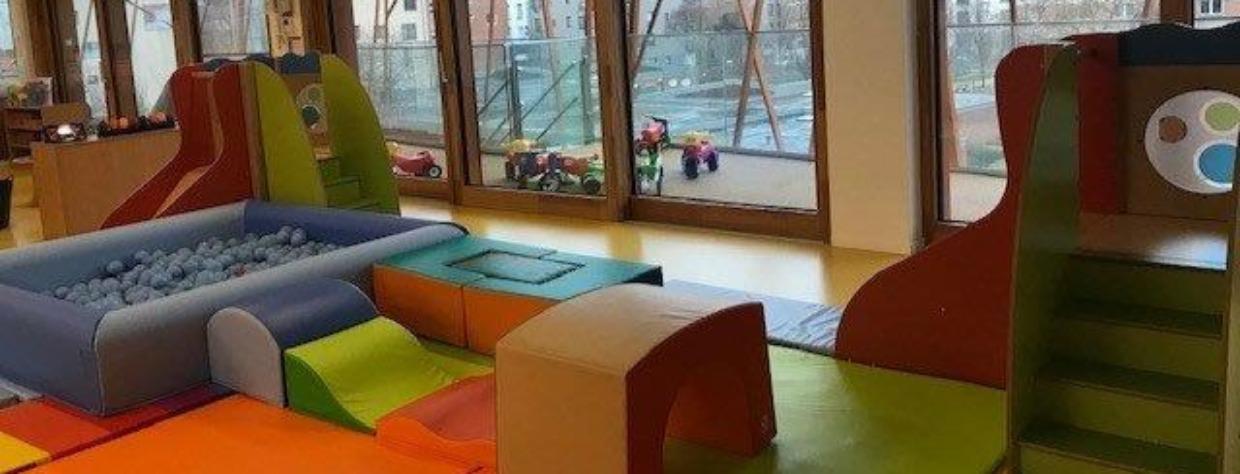 Piscine de balles et toboggans