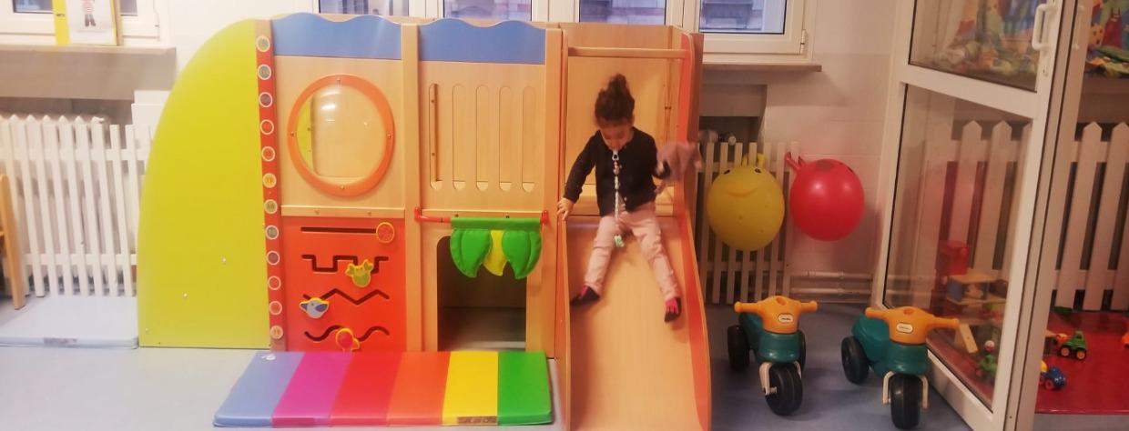 Enfant qui glisse sur un tobogan