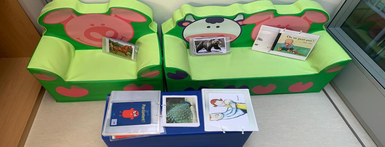 Coin lecture avec fauteuils, petite tables et livres