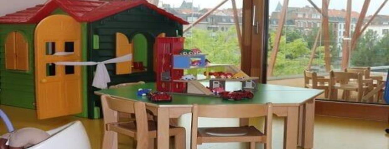 Table avec chaises et cabane