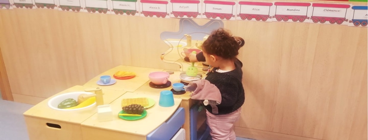 Enfant qui joue à faire de la cuisine