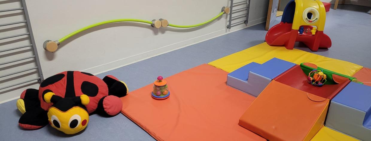 Grande peluche coccinnelle, tapis et blocs en mousse