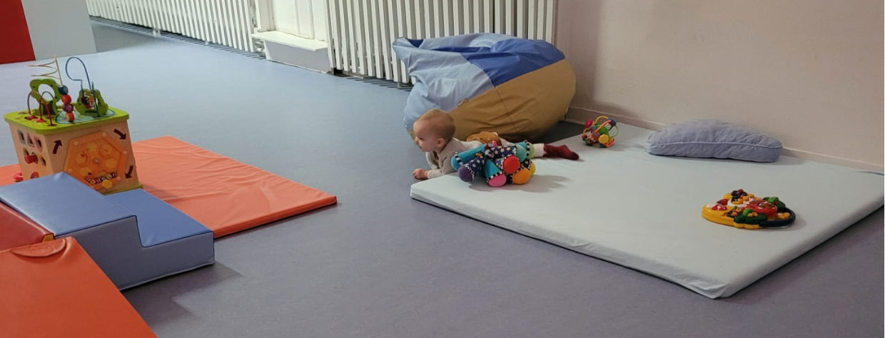 Bébé couché sur un matelas