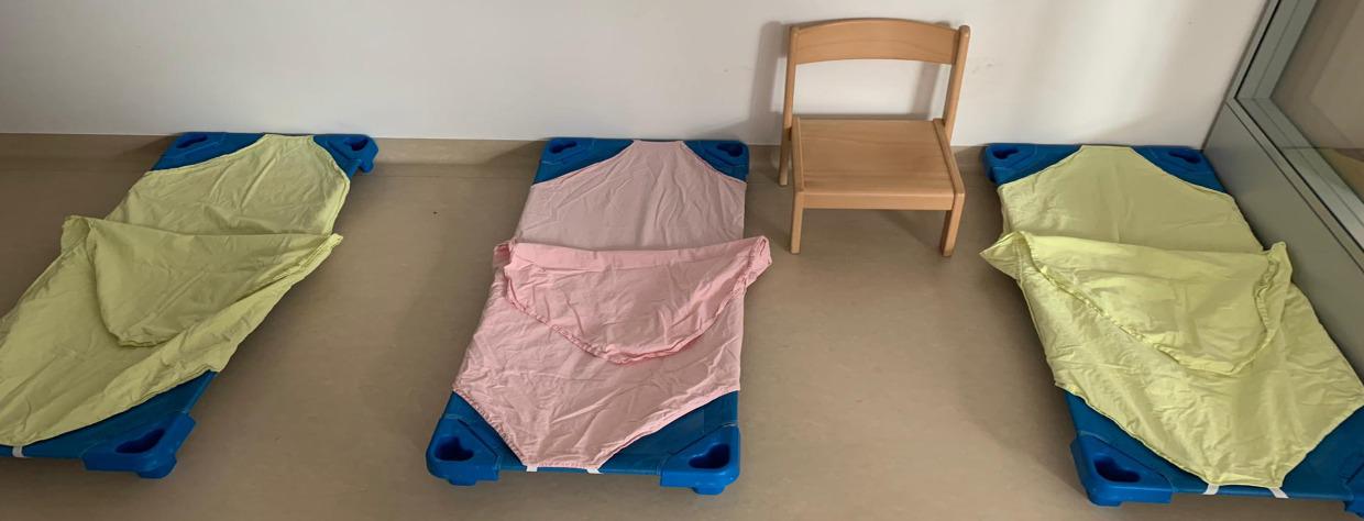 3 lits avec une chaise en bois