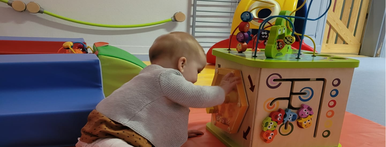 Bébé qui joue avec un labirynthe