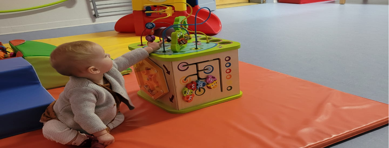 Bébé qui joue avec un labirynthe 2