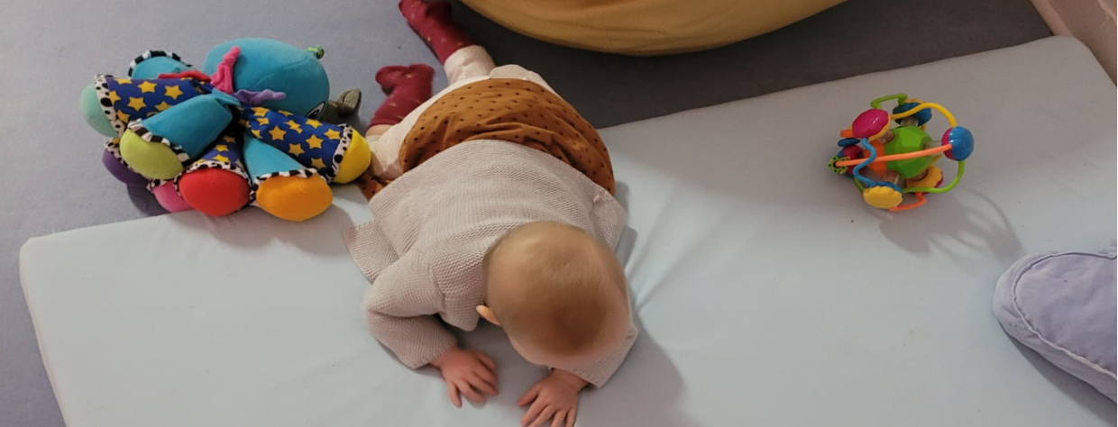 Bébé sur un matelas avec peluche pieuvre