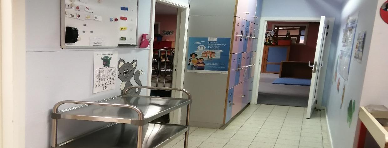 Couloir  avec des casiers sur la gauche