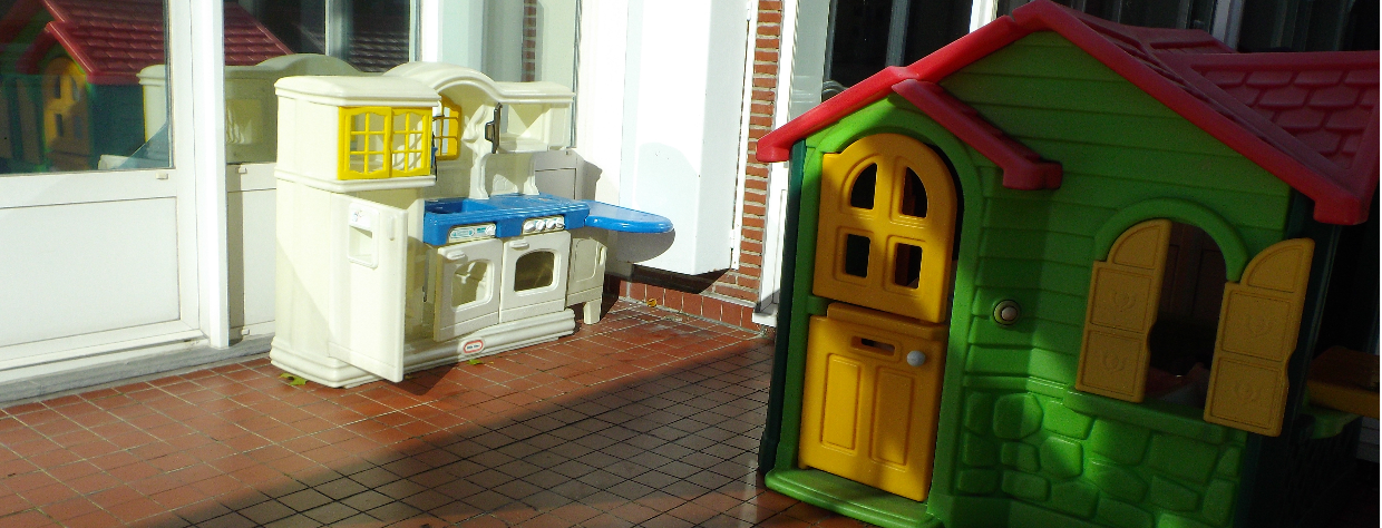 Cabane en plastique et cuisine en plastique sur la terrasse