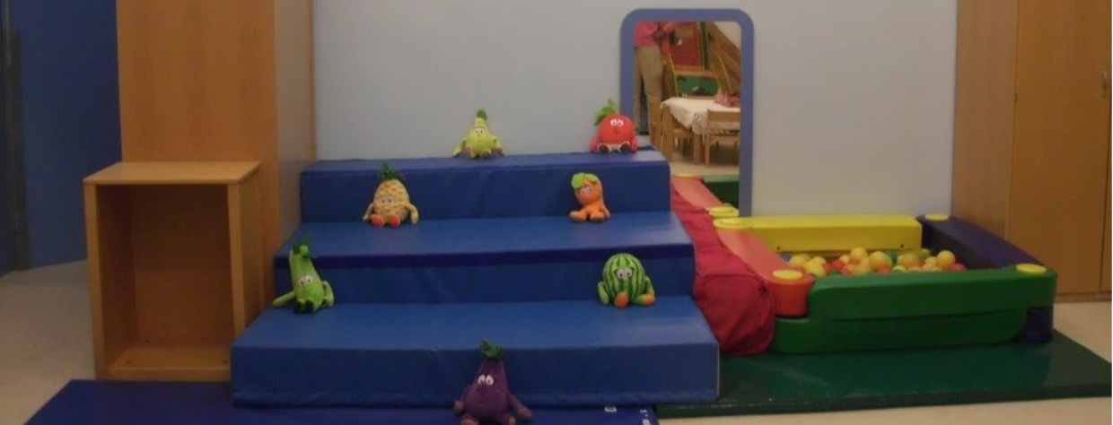 Estrade en mousse avec une piscine à balle située à doite