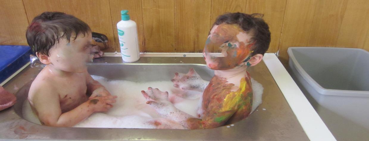 Deux enfants prennent leur bain