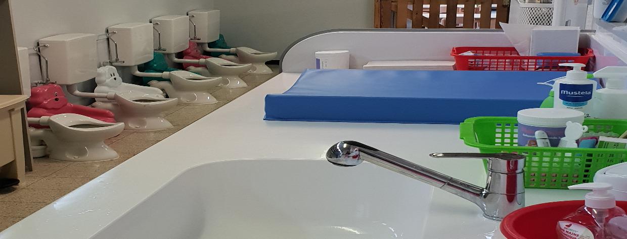 5 toliettes et évier avec tapis à langer