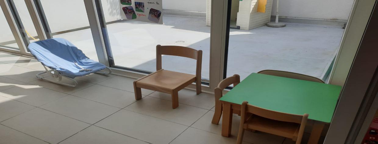 Petite table avec chaises en bois