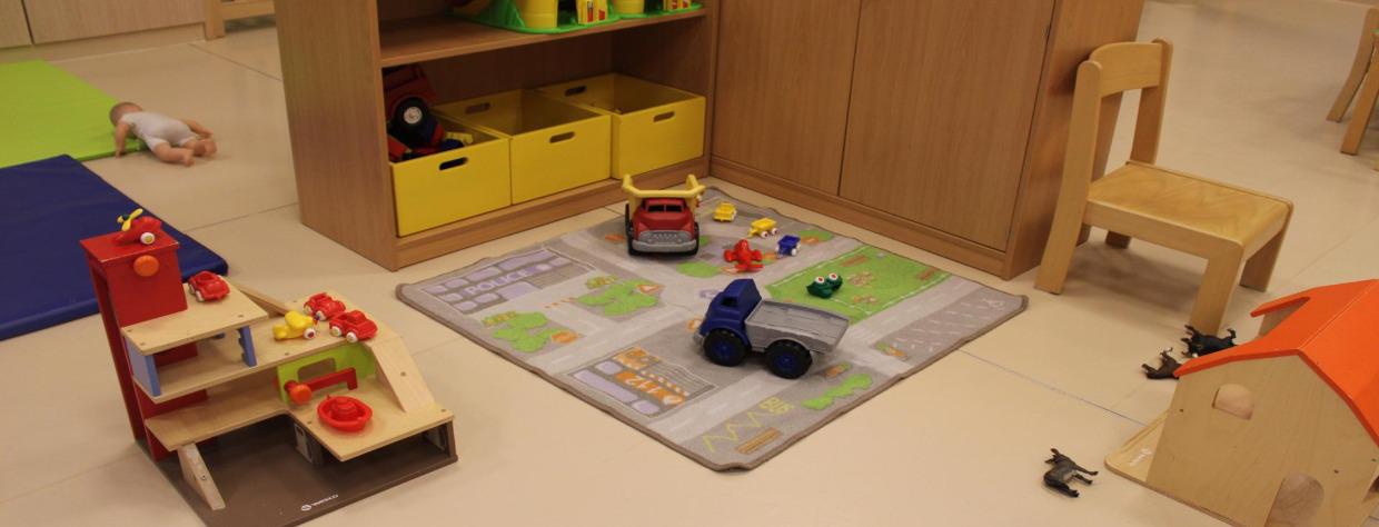 Tapis de jeu pour voiture + garae en bois et voitures